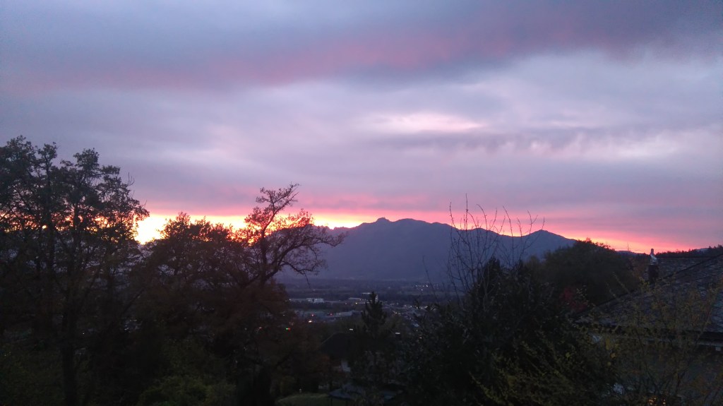 Textfeld: "Große Träume haben Zeit zum Wachsen....."
Irgendwann 2018 sagte Juliane, wohl satt vom Alltag, den Satz, welcher der Start für unser zweites große gemeinsame Abenteuer werden sollte.
"Du, wenn wir das machen wollen, dann jetzt. Bevor Lilly in die Schule kommt! Oder Du zu alt bist!"
Das war die Initialzündung! Regelmäßig das Internet und die Anzeigen in den Segelzeitungen durchforsten. Ein richtiger "Weltumsegler" sollte es werden. Und ins Budget musste er passen. Da wurde die Auswahl schon ziemlich klein. Und Mittelcockpit und ein solides Schiff sollte es sein. Eine Skandinavische Yacht also? Neuer als 30 Jahre zu teuer! Und mit kleiner Crew zu segeln und keinen Saildrive, wegen der Wartung unterwegs. Und dann war da noch die Aussage der Prüferin für das UKW Funkzeugnis, das ich vor Jahren, als ich mit meinen Segelfreunden vom Bodensee zum ersten mal auf Chartertour in Kroatien ging, gemacht hatte: "Bleib unter 40 Fuss, alles darüber wird unterwegs richtig teuer!" Jetzt war die Auswahl richtig klein! 
Mittlerweile war es März 2019 und wir haben erst mal mit unseren Freunden meine 50`er und unsern Aufbruch zu neuen Ufern gefeiert. Immer noch ohne Boot!
Und dann wieder einmal der Zufall. Bei der Recherche nach zuverlässigen Einbaudieseln hab ich einfach mal 4JH2 in die Suchmaschine eingetippt. Da war die Anzeige! "Schöchl Sunbeam 39 mit Mittelcockpit!" Qualitätsyacht aus Österreich! 
Also Ende April einen Termin mit dem Eigner vereinbart. Zwei Tage vor dem Termin wird Lilly krank und ich muss alleine nach Italien zur Besichtigung fahren. Abends ein Telefonat mit Juliane und ein Handschlag mit dem Eigner. Und schon eine kurze Woche später war das Schiff unser.
 Lilo in ihrem Heimathafen San Giorgio di Nogaro

Lilo im Netz
Als wir unsern Familien, Freunden, Kunden, Kollegen und Bekannten von unserem Vorhaben die Weltmeere zu besegeln erzählt hatten, hörten wir meist "Lasst was von euch hören" "Wie wissen wir wo ihr seid" "Ihr macht sowieso einen Blog"
Klar machen wir einen Blog! Wie sollen wir sonst mit Allen, die uns am Herzen liegen, in Kontakt bleiben? Das Interesse in unserem Umfeld und die Zustimmung zu unserem Abenteuer war so groß, dass wir gar nicht anders können, als allen, die uns darin bestärkt haben, es tatsächlich zu wagen, zu danken und sie auf diesem Weg an unserer Reise teilhaben zu lassen.
Wir wollen denjenigen, die es wissen wollen, die Möglichkeit geben, nachzuvollziehen wo wir uns gerade herumtreiben, wie es uns geht und was die nächsten Ziele sind.
Falls mal jemand unserer Freunde in der Nähe unserer Route ist oder einen Schlag mitsegeln will, kann er oder sie einfach mit uns Kontakt aufnehmen.
Wir hoffen auf diesem Weg mit der Heimat und den Menschen, die wir gern haben, in Kontakt zu bleiben!
Leinen los!
Liolos Steckbrief
Schöchl SUNBEAM 39
Baujahr 1995
Länge über Alles 12,30 m
Länge Wasserlinie 10,40
Breite 3,90m
Rollgross 31,2 m²
Rollgenua 42 m²
Spinnaker ca. 80 m²
Gewicht ca. 10 t
Ballastanteil 38%
Tiefgang 2m Tiefkiel mit Bleiballast
Durchfahrtshöhe 16,4 m
Motor Yanmar 4JH2(B)E
Leistung 51PS (37,5 kW) bei 3600 1/min
Verbraucherbatterien 270 Ah
Solarpaneel 50W
Frischwasser 450 l
Diesel 250 l
Zwei Kabinen
Zwei Nasszellen
Raymarine Axiom 7 Kartenplotter
Autopilot Autohelm ST 7000
Navtex
UKW Funkgerät
Beiboot Schlaucher mit GFK Festrumpf
Aussenborder Yamaha 2 PS

